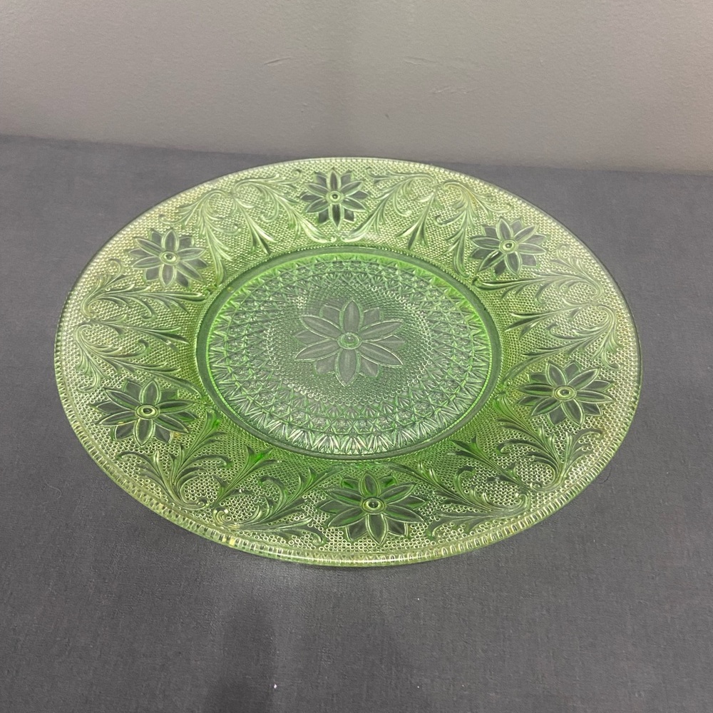 Vintage Uranium Tiara INDIANA GLASS Chantilly Green 10" Dinner Plate Replacement - Picture 4 of 17
